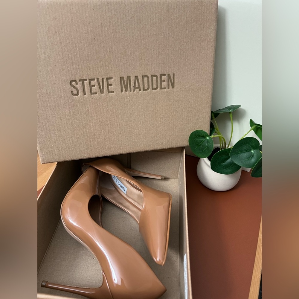 Steve Madden Nude Pumps